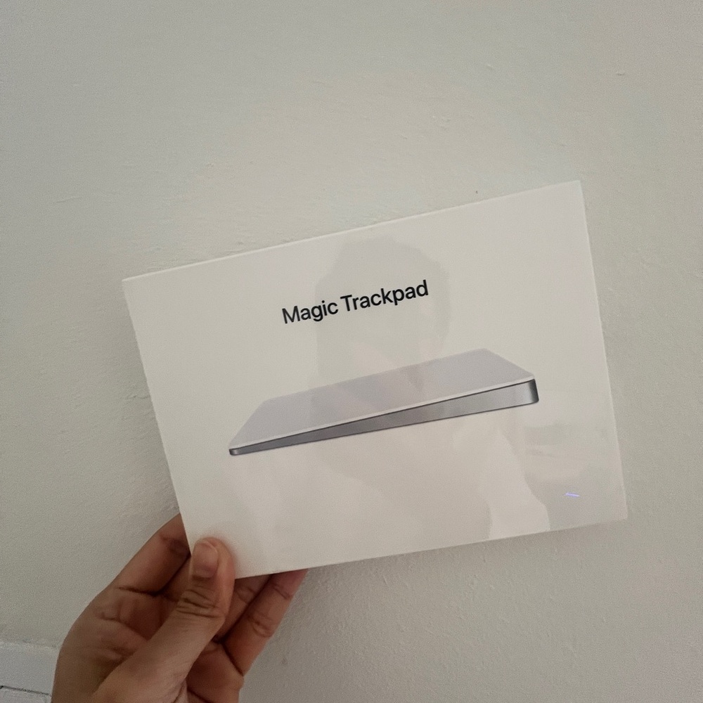 Apple Magic Trackpad 2 in White and Silver